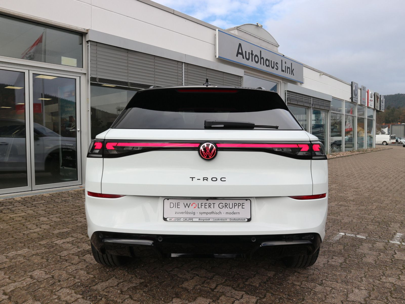 Fahrzeugabbildung Volkswagen T-Roc R-Line 1.5 eTSI OPF 110 kW (150 PS) DSG *WINTERRÄDER*NEUES MODELL*