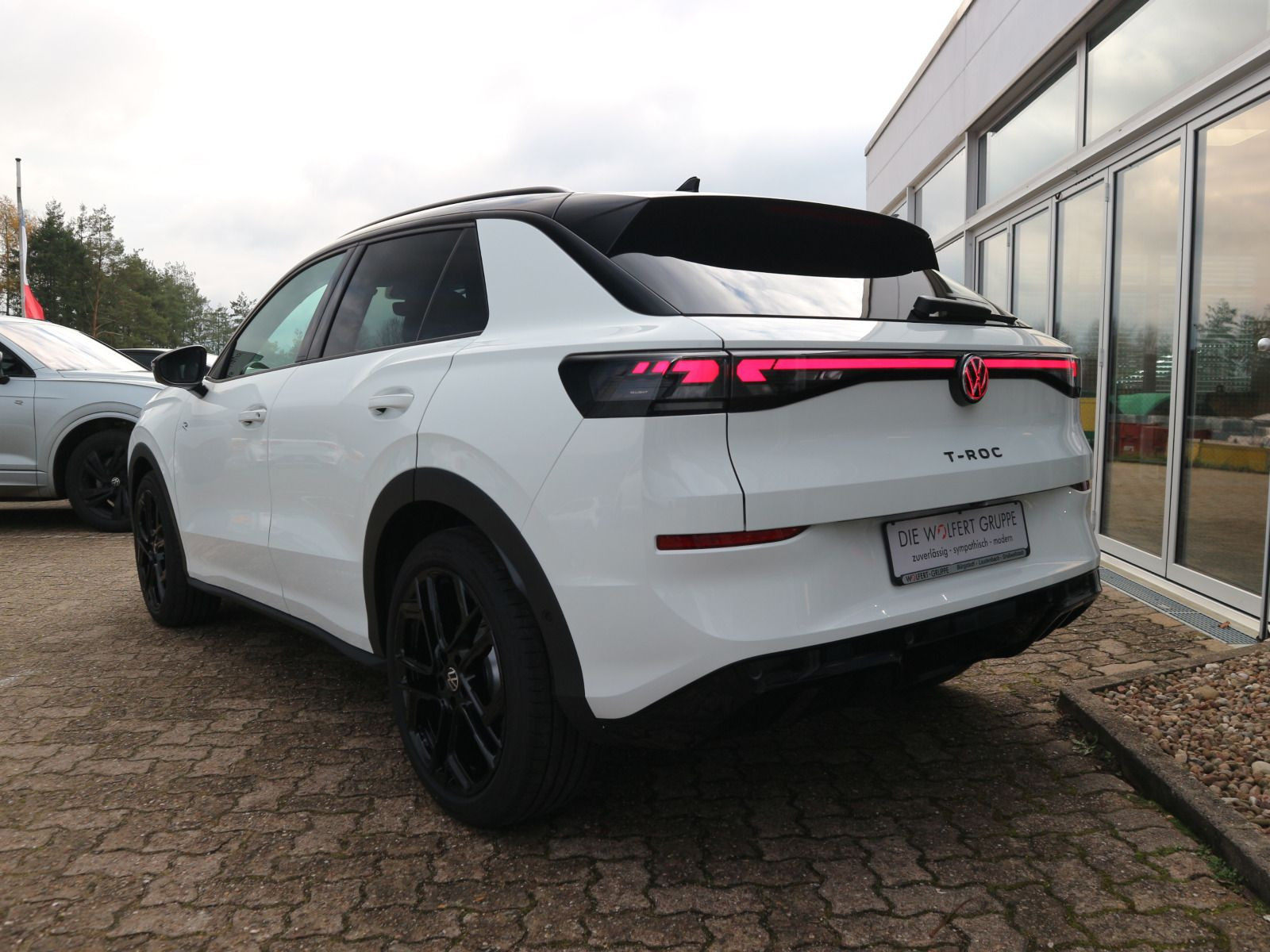 Fahrzeugabbildung Volkswagen T-Roc R-Line 1.5 eTSI OPF 110 kW (150 PS) DSG *WINTERRÄDER*NEUES MODELL*