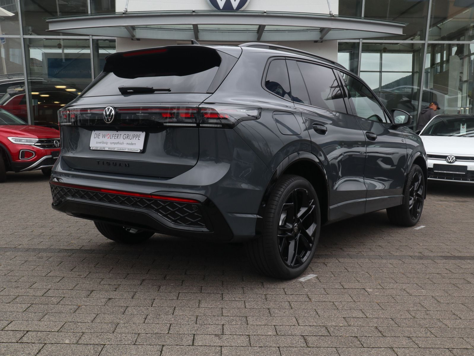 Fahrzeugabbildung Volkswagen Tiguan R-Line 2,0 TDI SCR 4MOTION (193 PS) DSG*AHK*WINTERRÄDER*STHZG*