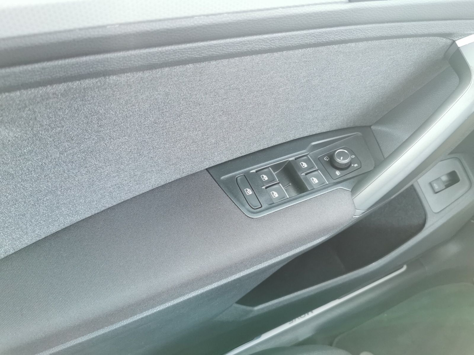 Fahrzeugabbildung Volkswagen Tiguan 1.5 TSI DSG Move +NAVI+18