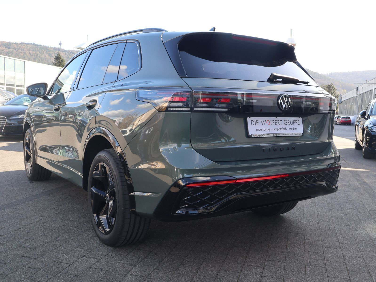Fahrzeugabbildung Volkswagen Tiguan R-Line 2,0 TDI SCR 4MOTION 142 kW (193 PS) DSG *AHK*HARMAN KARDON*MATRIX*PANORAMA*