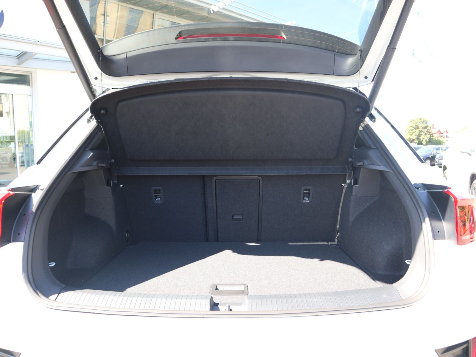 Fahrzeugabbildung Volkswagen T-Roc R-Line 1.5 TSI OPF (150 PS) DSG*AHK*WINTERRÄDER*BLACKSTYLE*19 ZOLL*