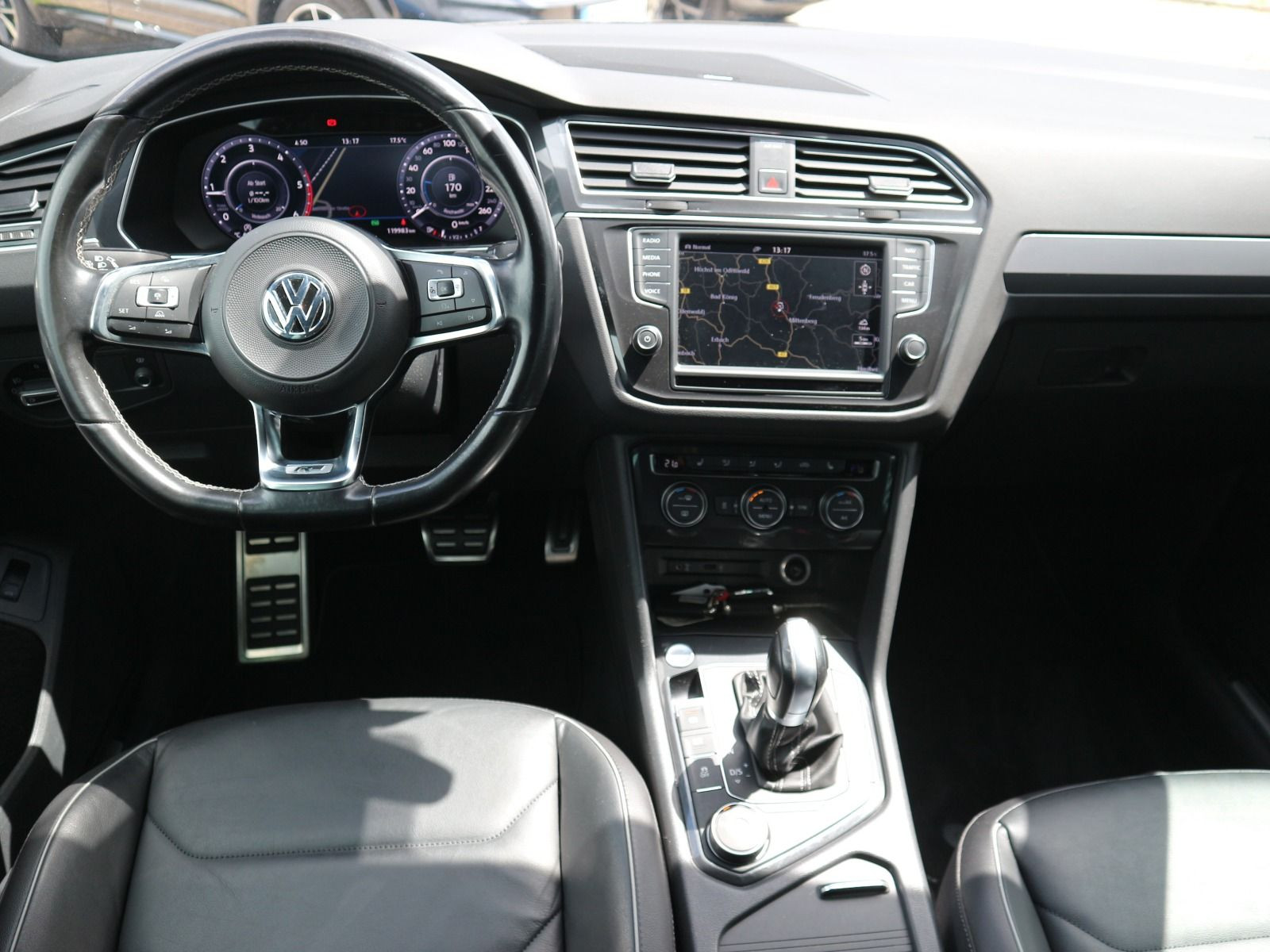 Fahrzeugabbildung Volkswagen Tiguan R-Line 2.0 TDI DSG 4Motion PANO STHZG AHK DYNAUDIO ACC 360°
