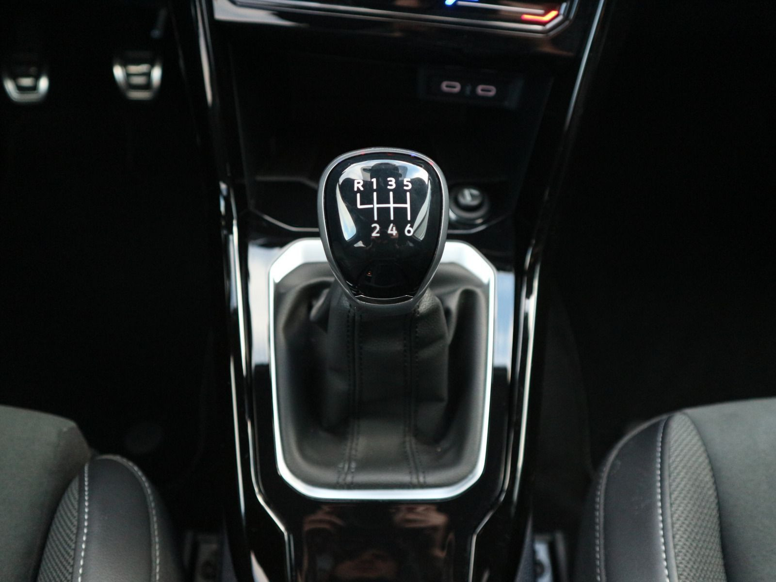 Fahrzeugabbildung Volkswagen T-Roc R-Line 1.0 TSI ACC RFK NAVI CARPLAY