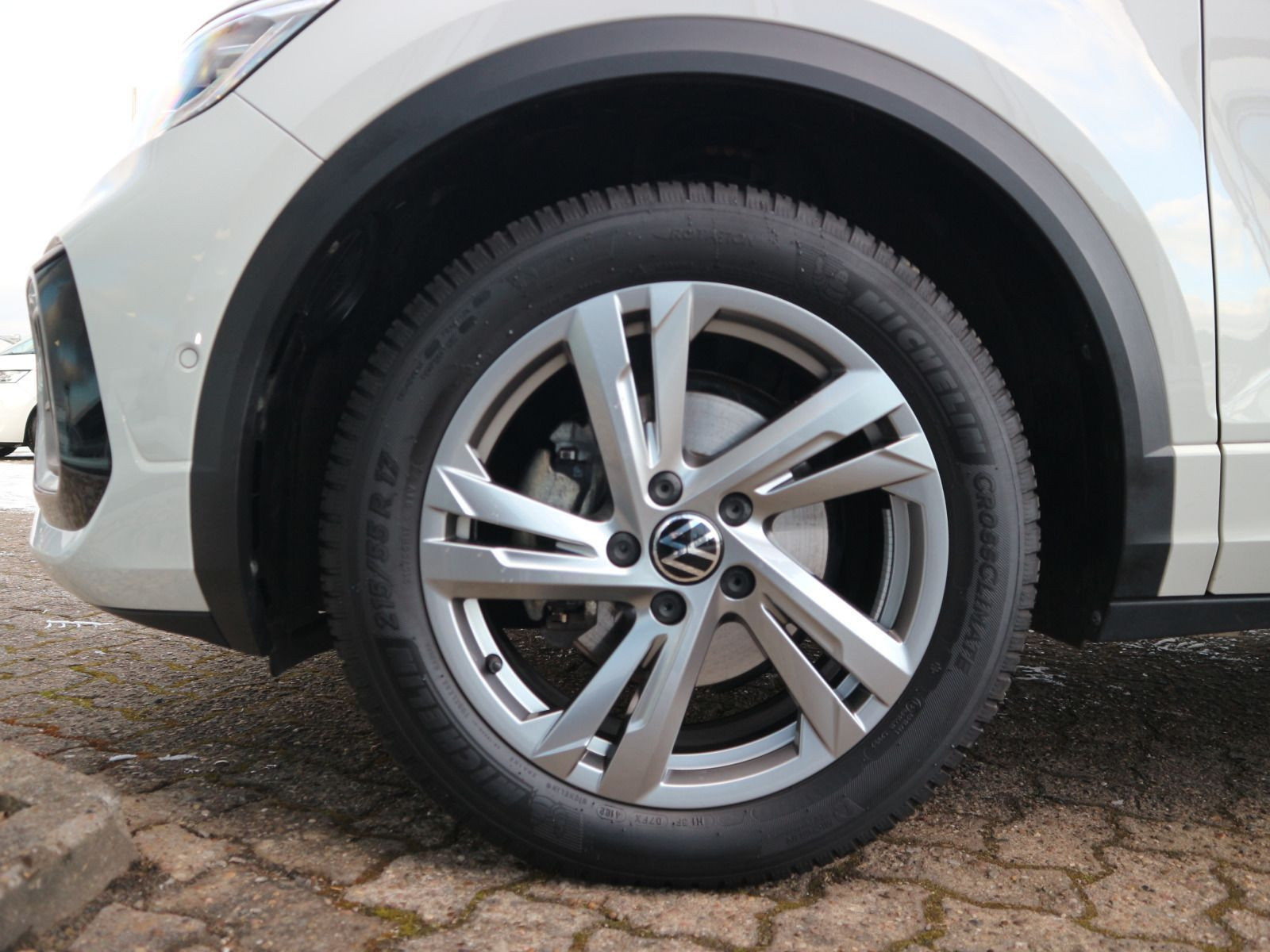 Fahrzeugabbildung Volkswagen T-Roc R-Line 1.0 TSI ACC RFK NAVI CARPLAY