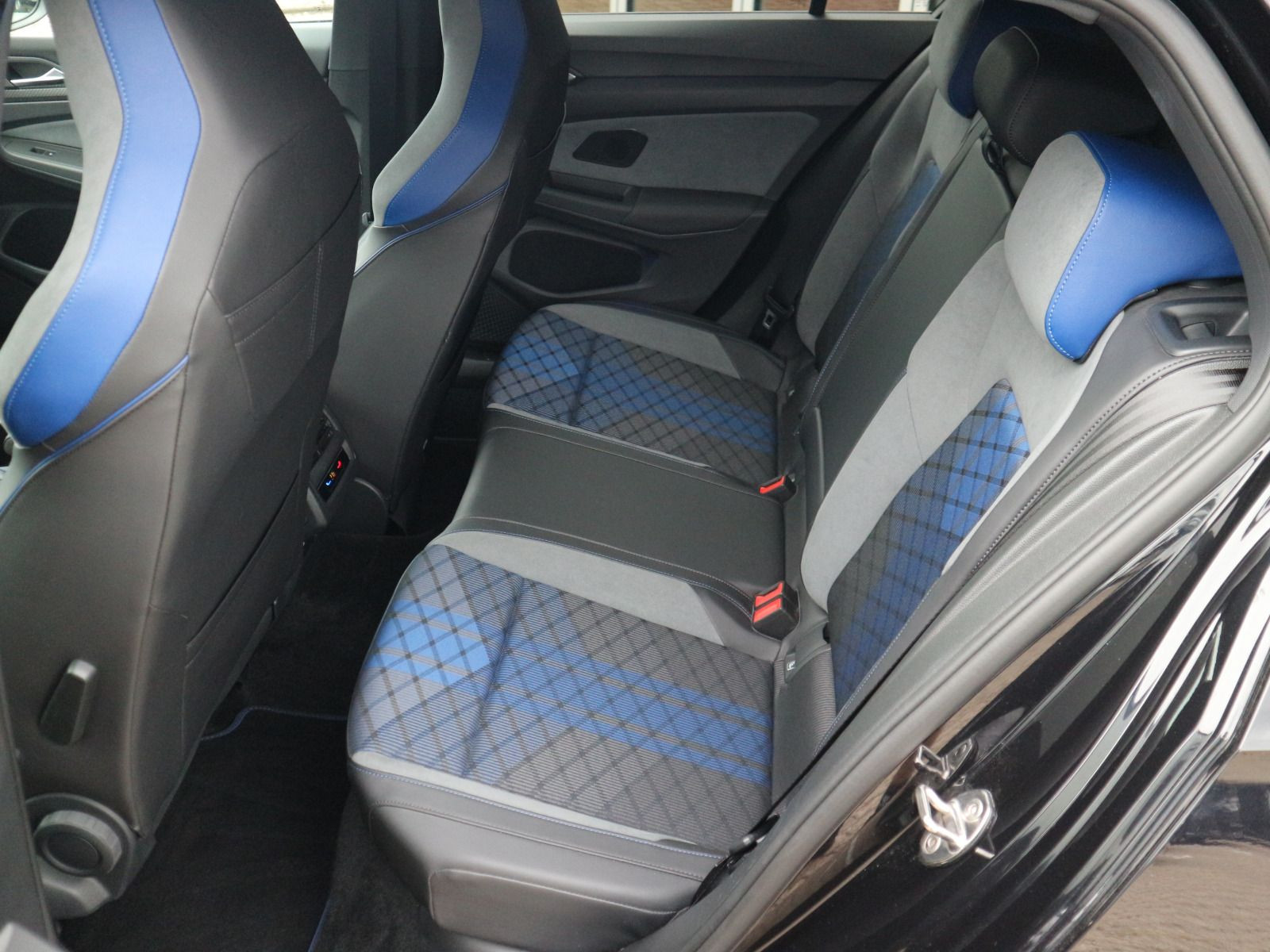 Fahrzeugabbildung Volkswagen Golf R 2.0 TSI DSG 4M MATRIX DCC PER.-PAKET RFK H&K