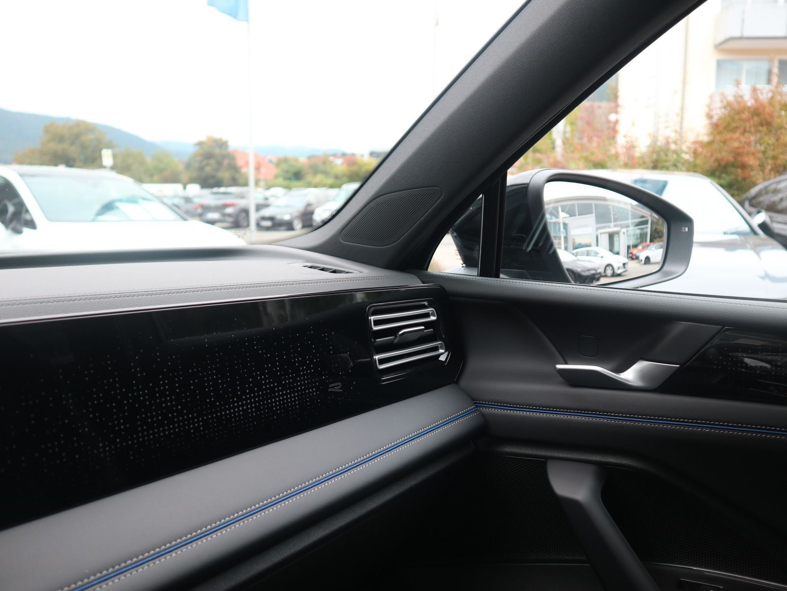 Fahrzeugabbildung Volkswagen Tiguan R-Line 2,0 TDI SCR 4MOTION (193 PS) DSG*AHK*WINTERRÄDER*STHZG*