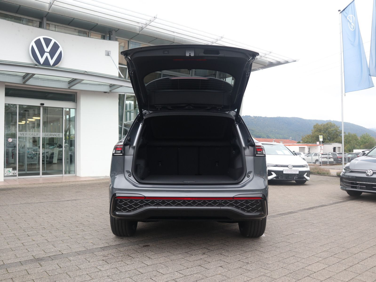 Fahrzeugabbildung Volkswagen Tiguan R-Line 2,0 TDI SCR 4MOTION (193 PS) DSG*AHK*WINTERRÄDER*STHZG*