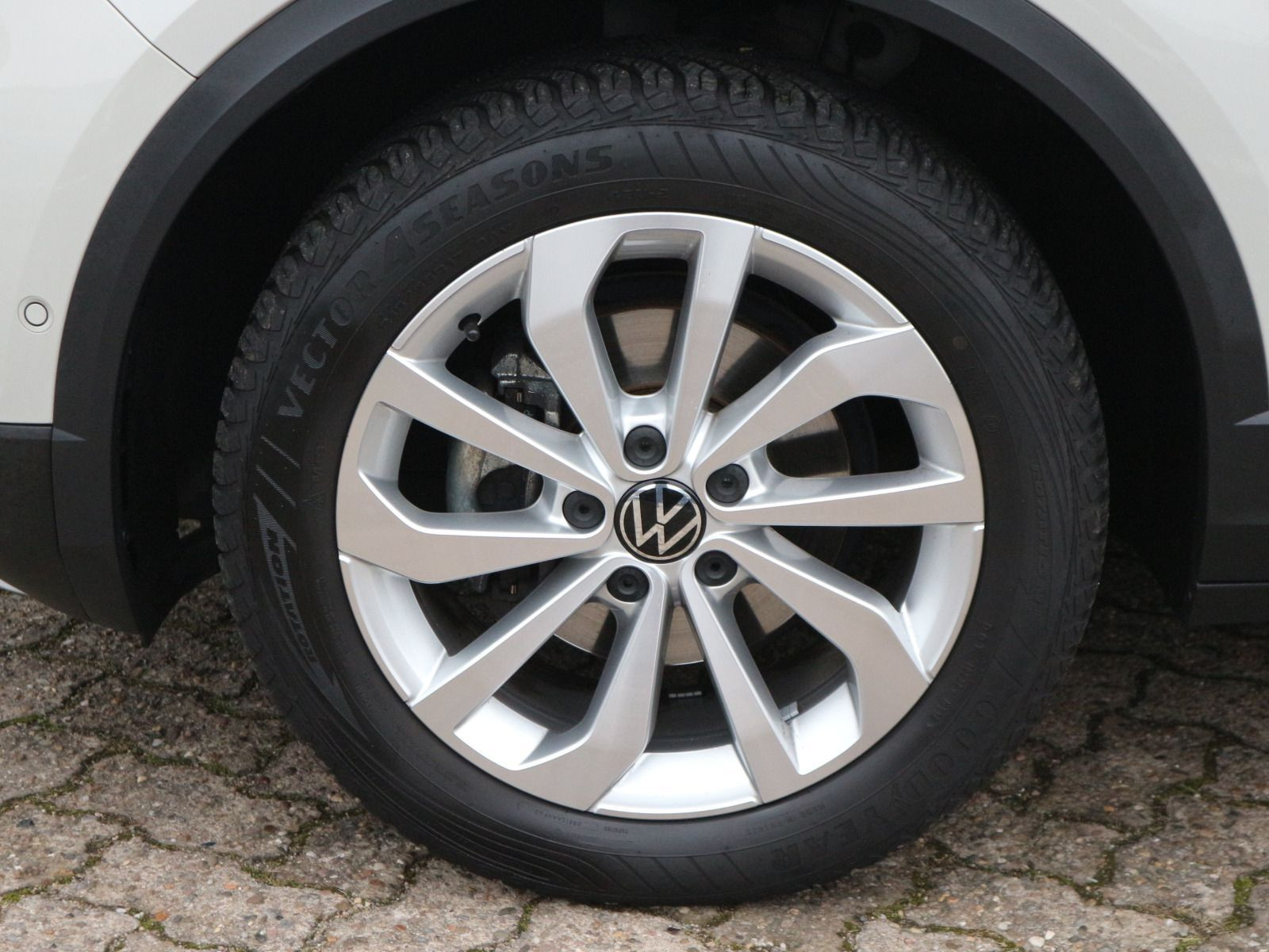 Fahrzeugabbildung Volkswagen T-Roc 1.5 TSI DSG Life AHK NAVI DISCOVER CAR PLAY