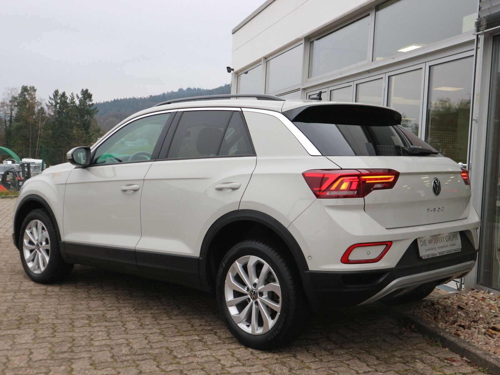 Fahrzeugabbildung Volkswagen T-Roc 1.5 TSI DSG Life AHK NAVI DISCOVER CAR PLAY