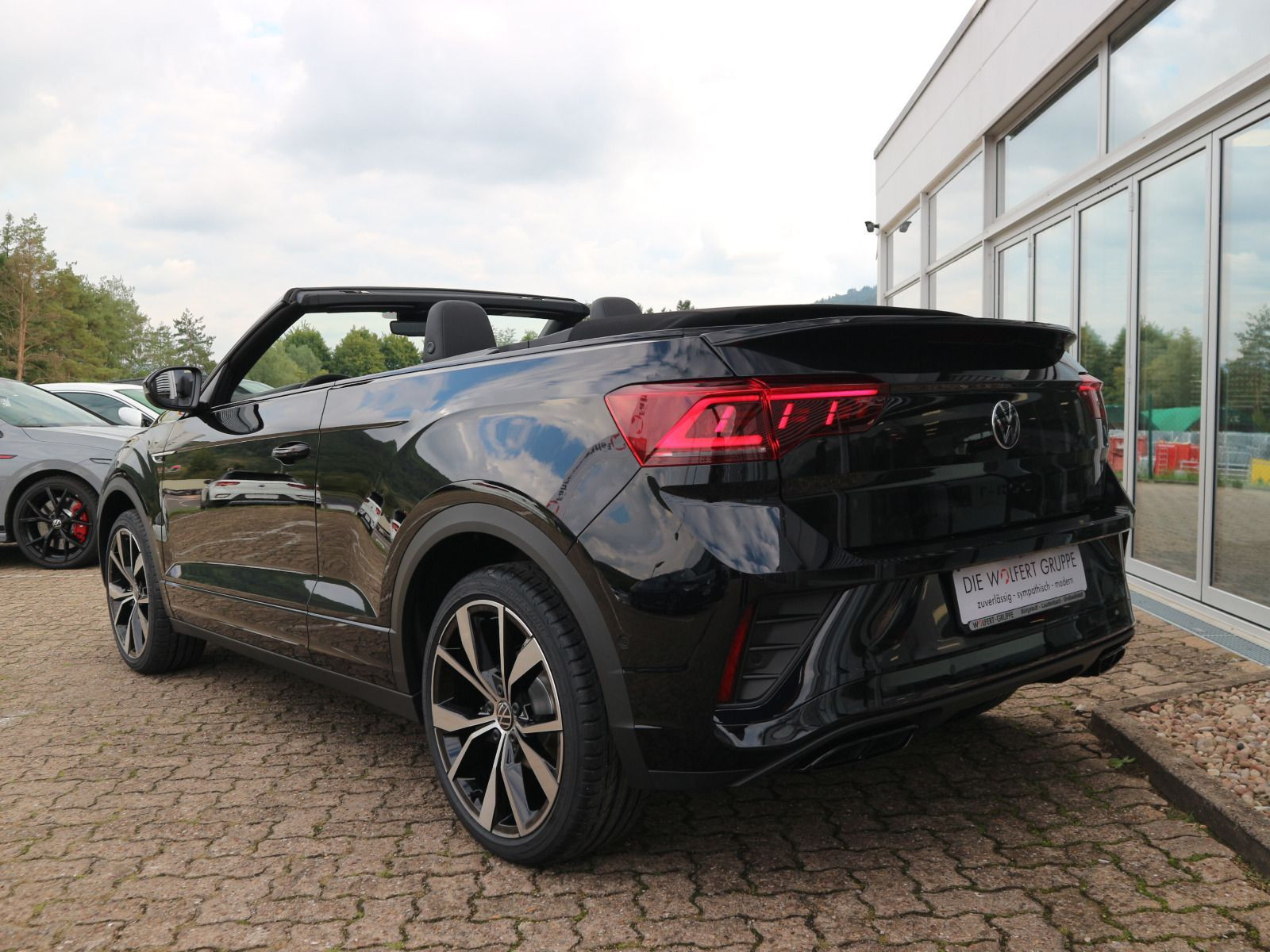 Fahrzeugabbildung Volkswagen T-Roc Cabriolet R-Line 1.5 TSI OPF (150 PS) DSG *AHK*NAVI*BLACKSTYLE*19 ZOLL*