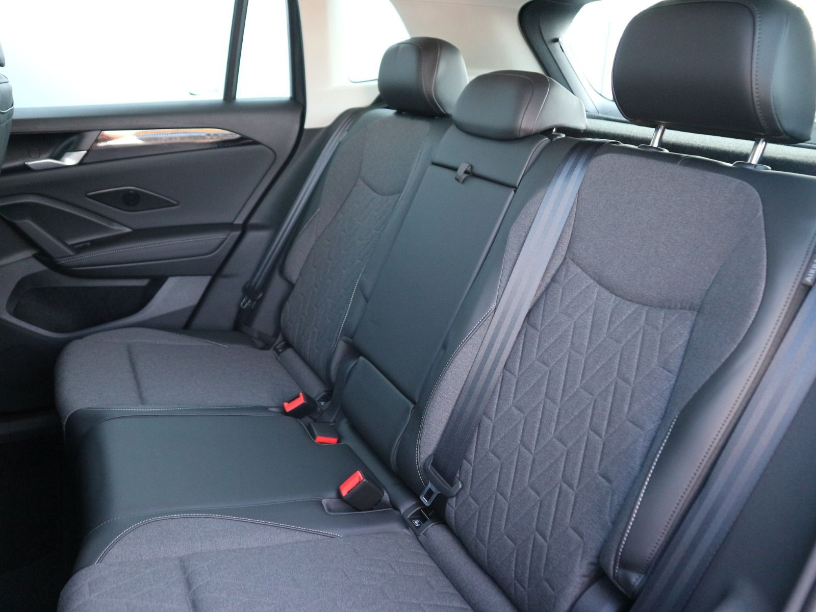 Fahrzeugabbildung Volkswagen Tiguan Life 2,0 TDI SCR 4MOTION (193 PS) DSG *AHK*STHZ*WINTERRÄDER*