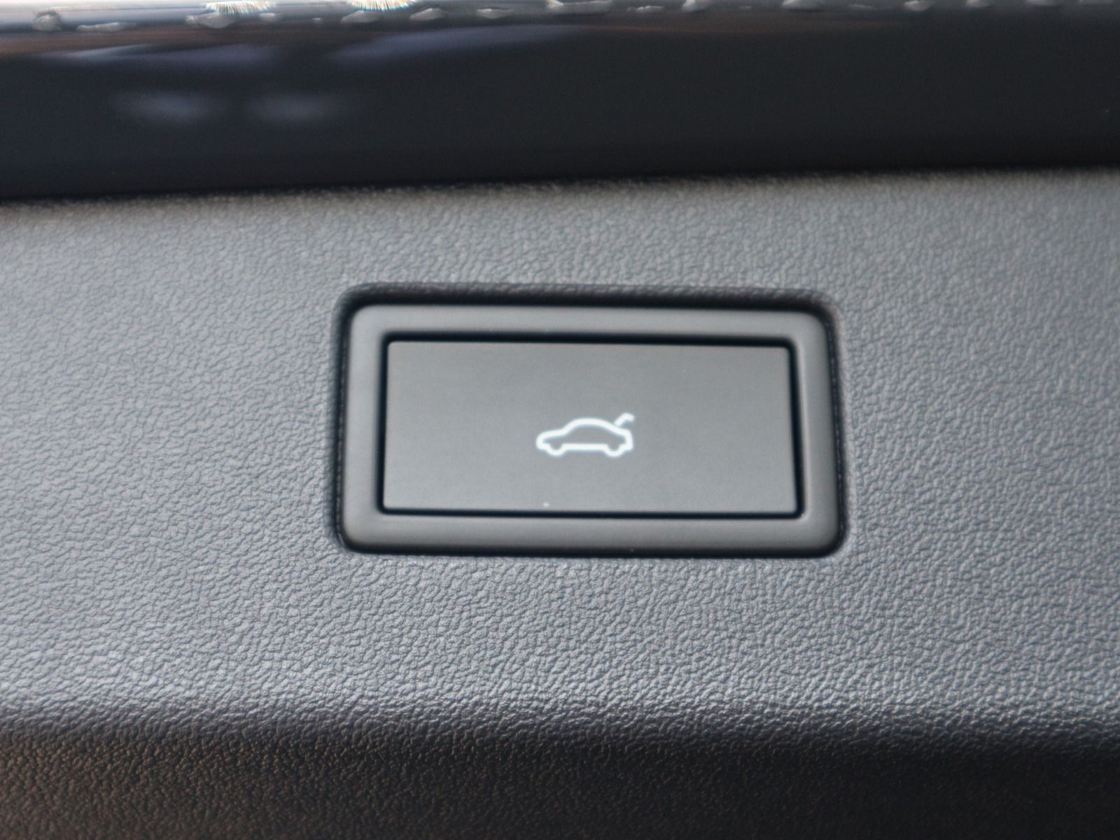 Fahrzeugabbildung Volkswagen Tiguan Life 2,0 TDI SCR 4MOTION (193 PS) DSG *AHK*STHZ*WINTERRÄDER*