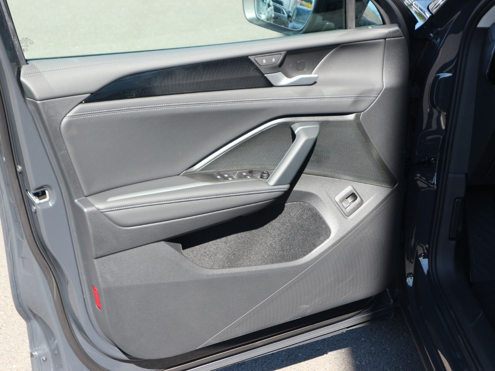 Fahrzeugabbildung Volkswagen Tiguan Life 2,0 TDI SCR 4MOTION (193 PS) DSG *AHK*STHZ*WINTERRÄDER*