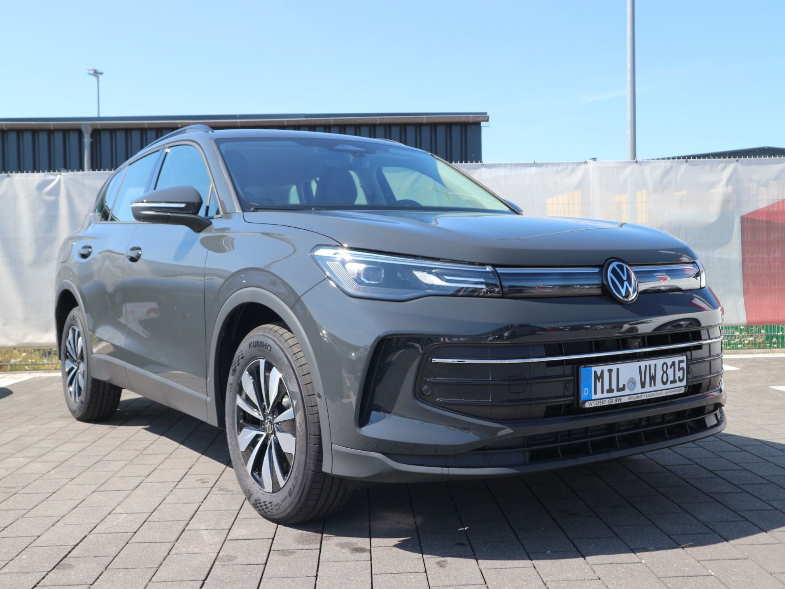 Fahrzeugabbildung Volkswagen Tiguan Life 2,0 TDI SCR 4MOTION (193 PS) DSG *AHK*STHZ*WINTERRÄDER*