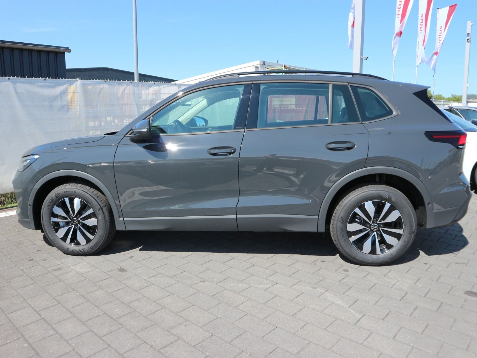Fahrzeugabbildung Volkswagen Tiguan Life 2,0 TDI SCR 4MOTION (193 PS) DSG *AHK*STHZ*WINTERRÄDER*