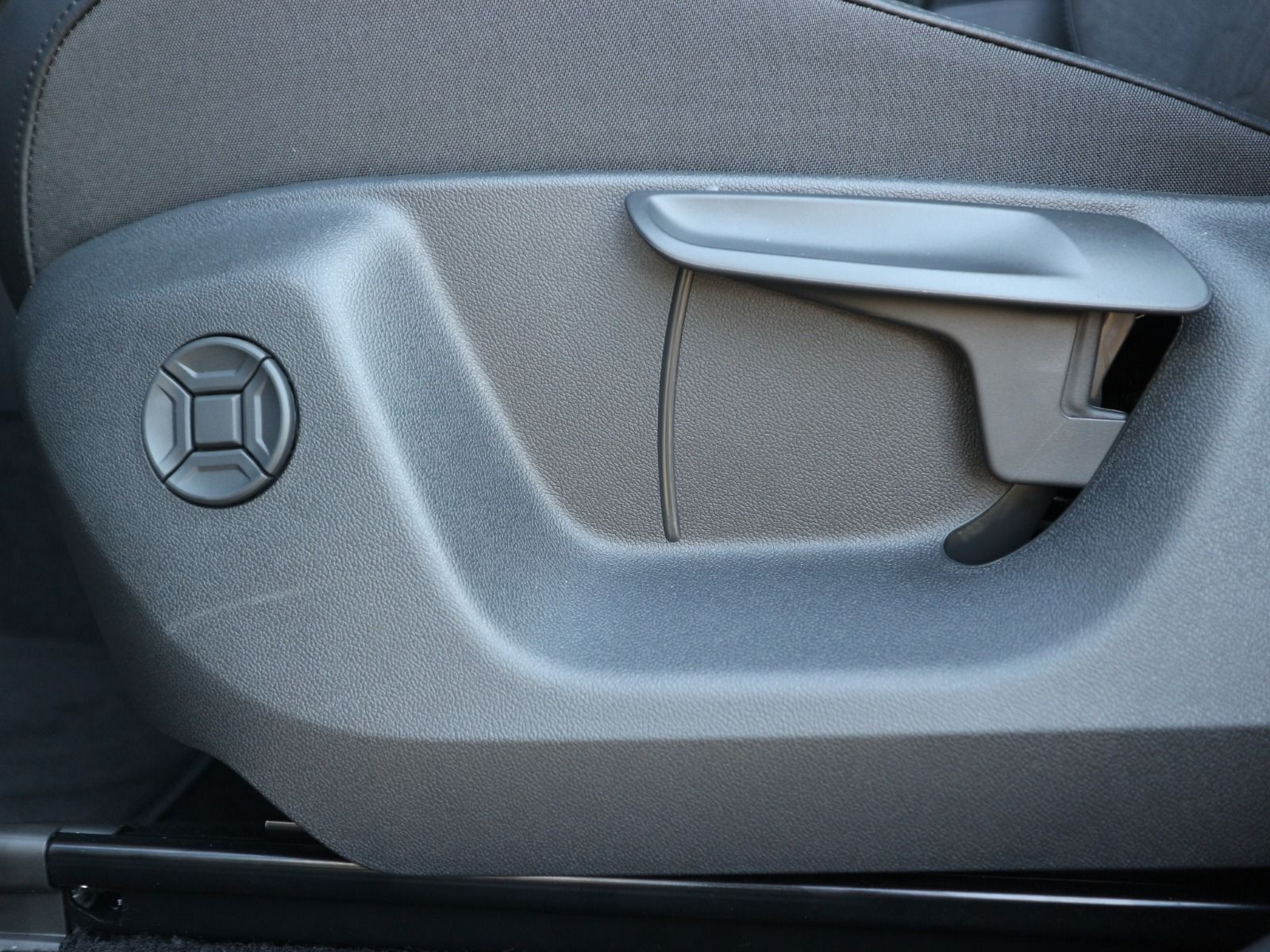 Fahrzeugabbildung Volkswagen Tiguan Life 2,0 TDI SCR 4MOTION (193 PS) DSG *AHK*STHZ*WINTERRÄDER*