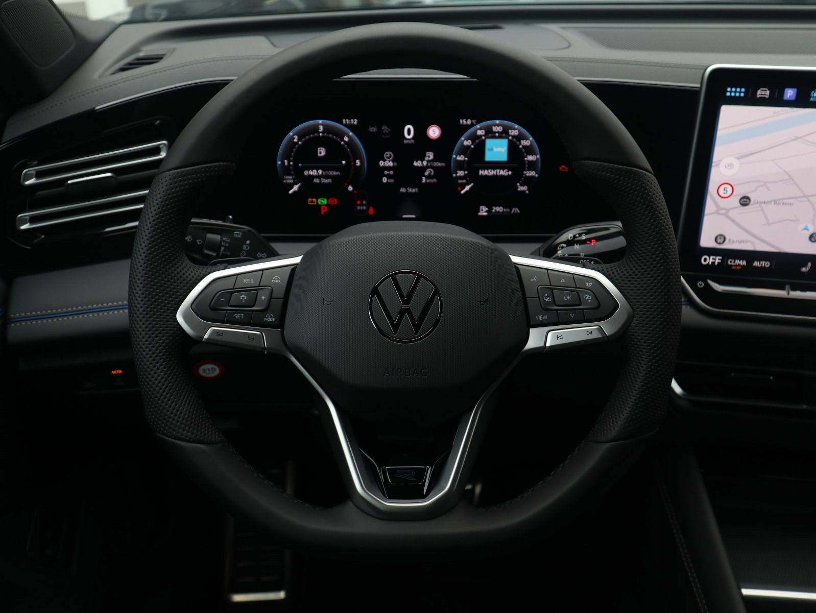 Fahrzeugabbildung Volkswagen Tiguan R-Line 2,0 TSI OPF 4MOTION (265 PS) DSG*AHK*WINTERRÄDER*PANORAMA*STHZG*