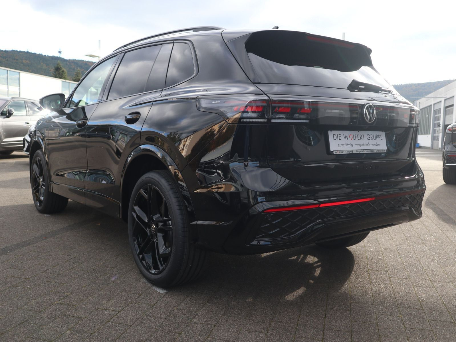 Fahrzeugabbildung Volkswagen Tiguan R-Line 2,0 TSI OPF 4MOTION (265 PS) DSG*AHK*WINTERRÄDER*PANORAMA*STHZG*