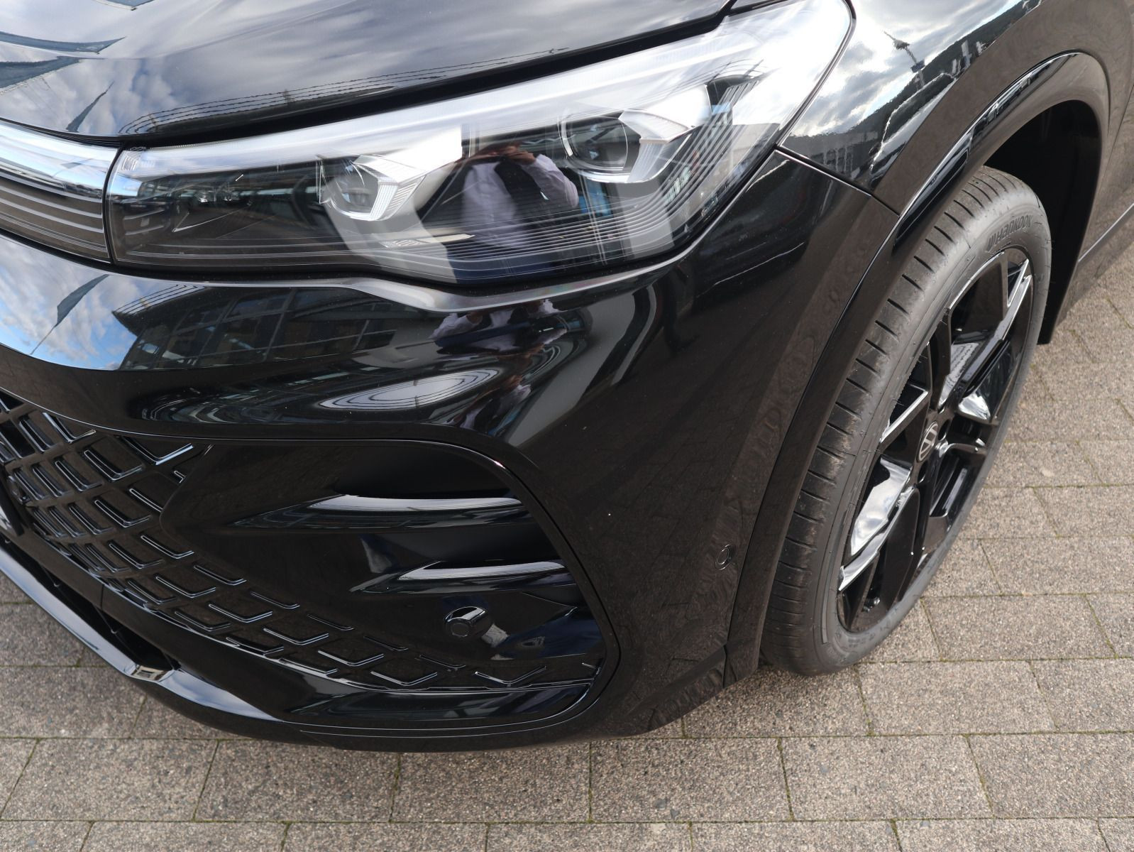 Fahrzeugabbildung Volkswagen Tiguan R-Line 2,0 TSI OPF 4MOTION (265 PS) DSG*AHK*WINTERRÄDER*PANORAMA*STHZG*