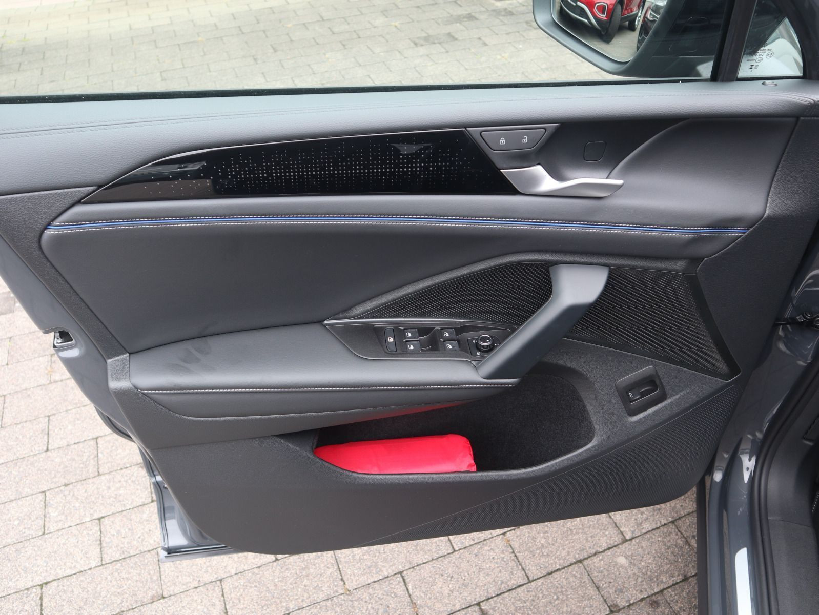 Fahrzeugabbildung Volkswagen Tiguan R-Line 2,0 TSI OPF 4MOTION (265 PS) DSG*AHK*WINTERRÄDER*PANORAMA*STHZG*