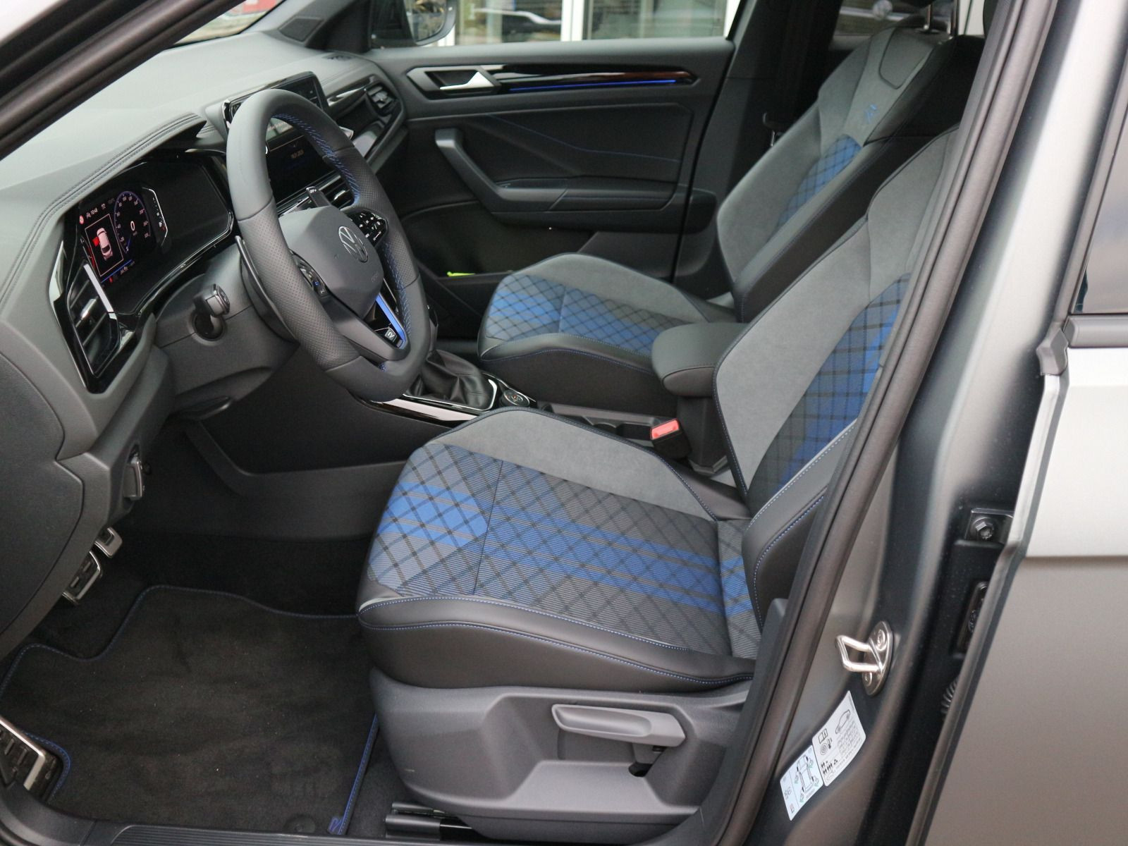 Fahrzeugabbildung Volkswagen T-Roc R 2.0 TSI OPF 4MOTION (300 PS) DSG *MATTLACK*AHK*PANORAMA*BLACKSTYLE*WINTERRÄDER*