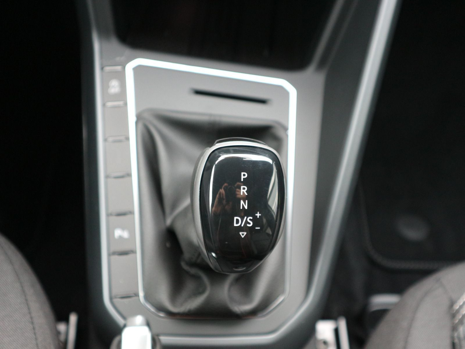 Fahrzeugabbildung Volkswagen Taigo R-Line 1,5 TSI OPF (150 PS) DSG *WINTERRÄDER*KAMERA*NAVI*