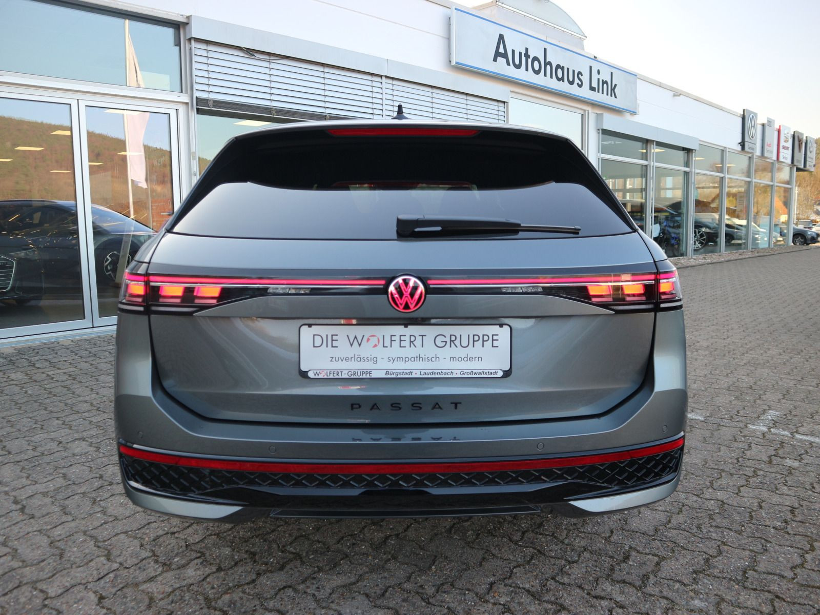 Fahrzeugabbildung Volkswagen Passat R-Line 2,0 TDI SCR (150 PS) DSG *AHK*BLACK STYLE*WINTERRÄDER*NAVI PRO*