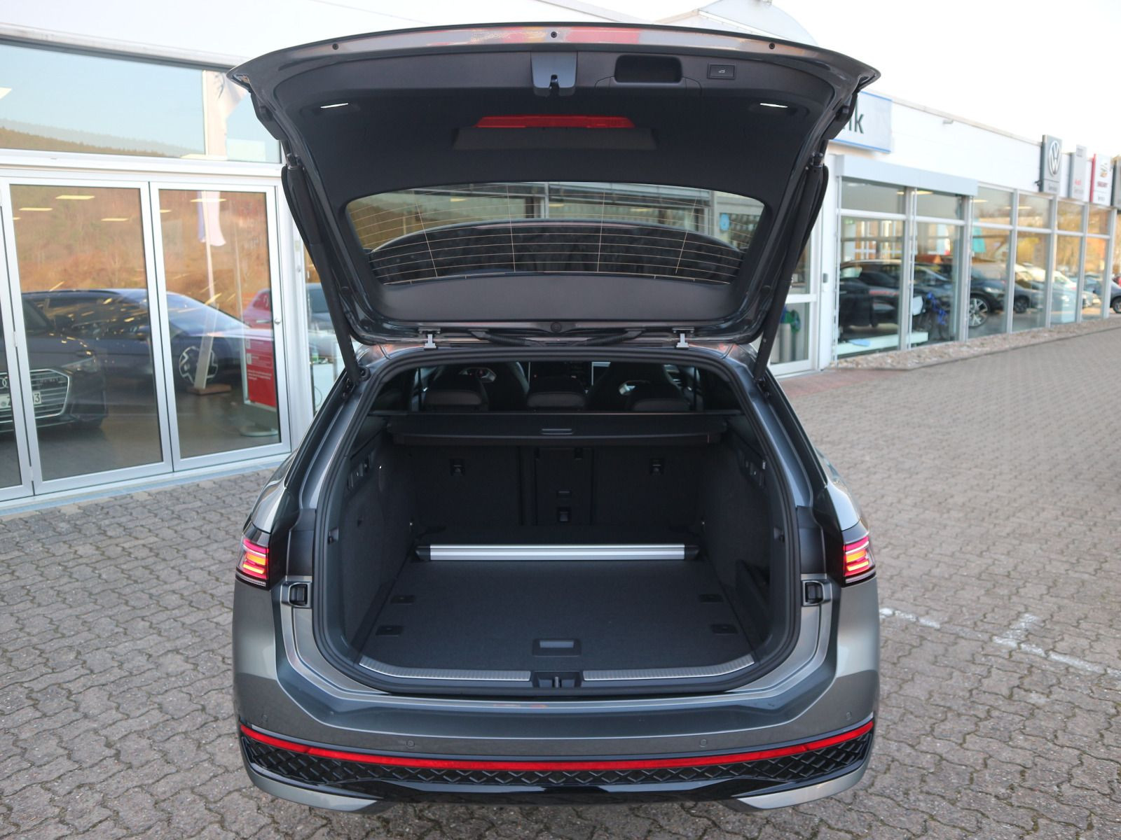 Fahrzeugabbildung Volkswagen Passat R-Line 2,0 TDI SCR (150 PS) DSG *AHK*BLACK STYLE*WINTERRÄDER*NAVI PRO*