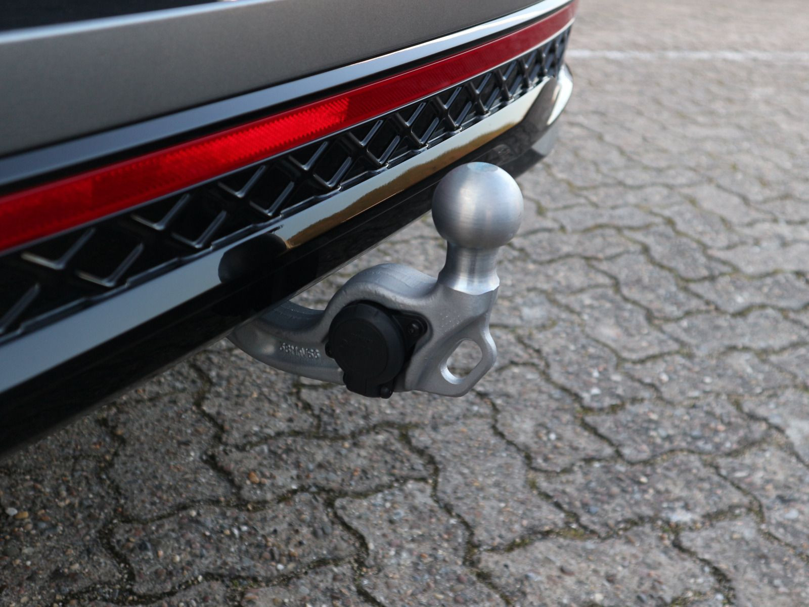 Fahrzeugabbildung Volkswagen Passat R-Line 2,0 TDI SCR (150 PS) DSG *AHK*BLACK STYLE*WINTERRÄDER*NAVI PRO*