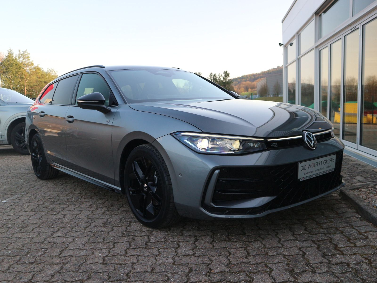 Fahrzeugabbildung Volkswagen Passat R-Line 2,0 TDI SCR (150 PS) DSG *AHK*BLACK STYLE*WINTERRÄDER*NAVI PRO*