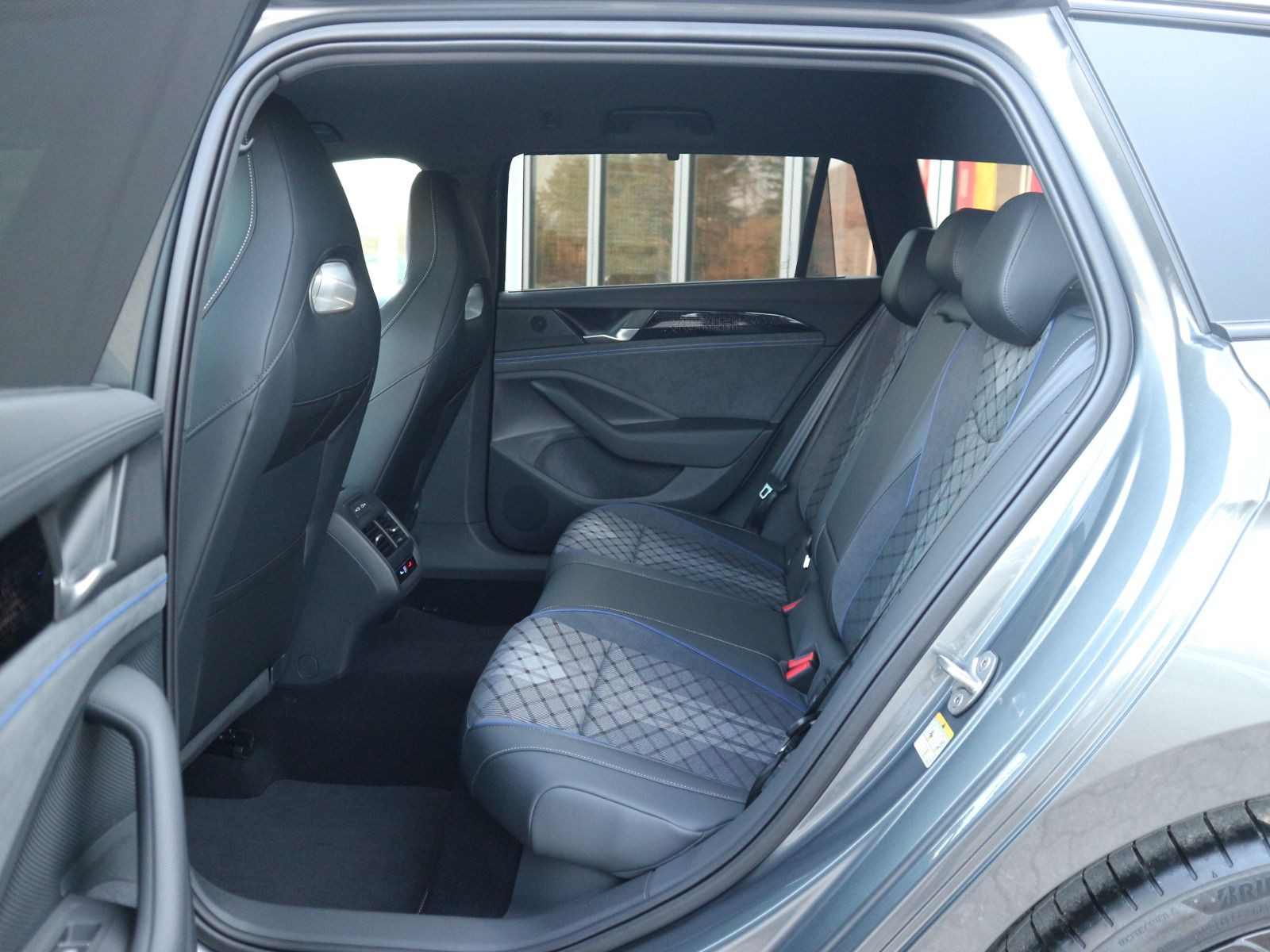 Fahrzeugabbildung Volkswagen Passat R-Line 2,0 TDI SCR (150 PS) DSG *AHK*BLACK STYLE*WINTERRÄDER*NAVI PRO*