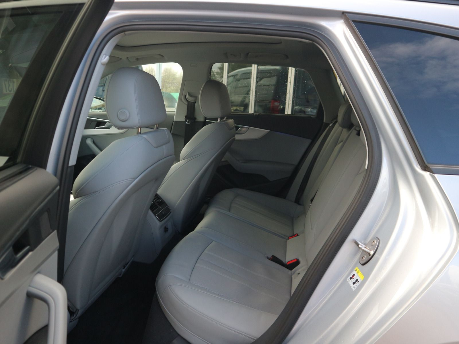 Fahrzeugabbildung Audi A4 Avant 35 TDI S tronic PANO RFK SITZBELÜFTUNG