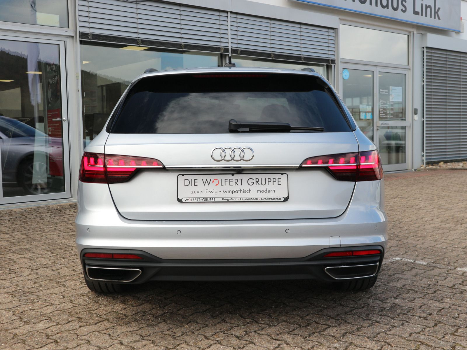 Fahrzeugabbildung Audi A4 Avant 35 TDI S tronic PANO RFK SITZBELÜFTUNG