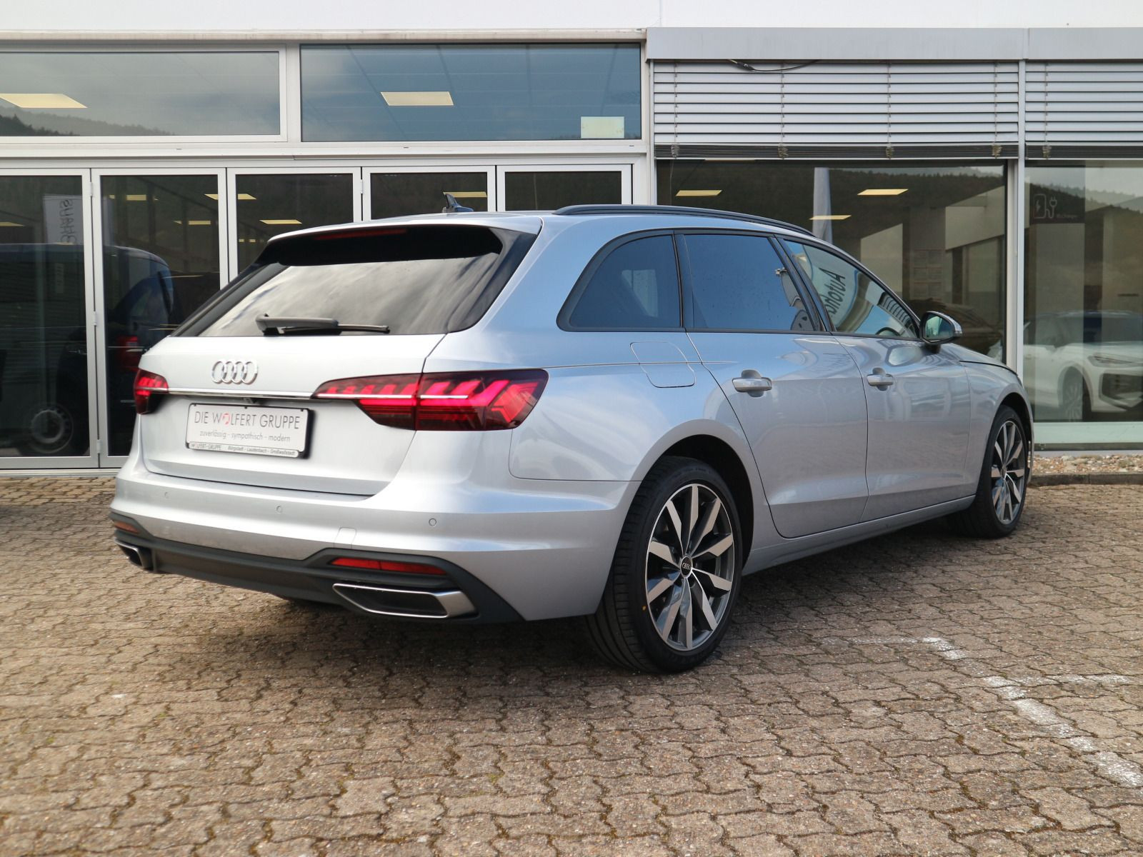 Fahrzeugabbildung Audi A4 Avant 35 TDI S tronic PANO RFK SITZBELÜFTUNG