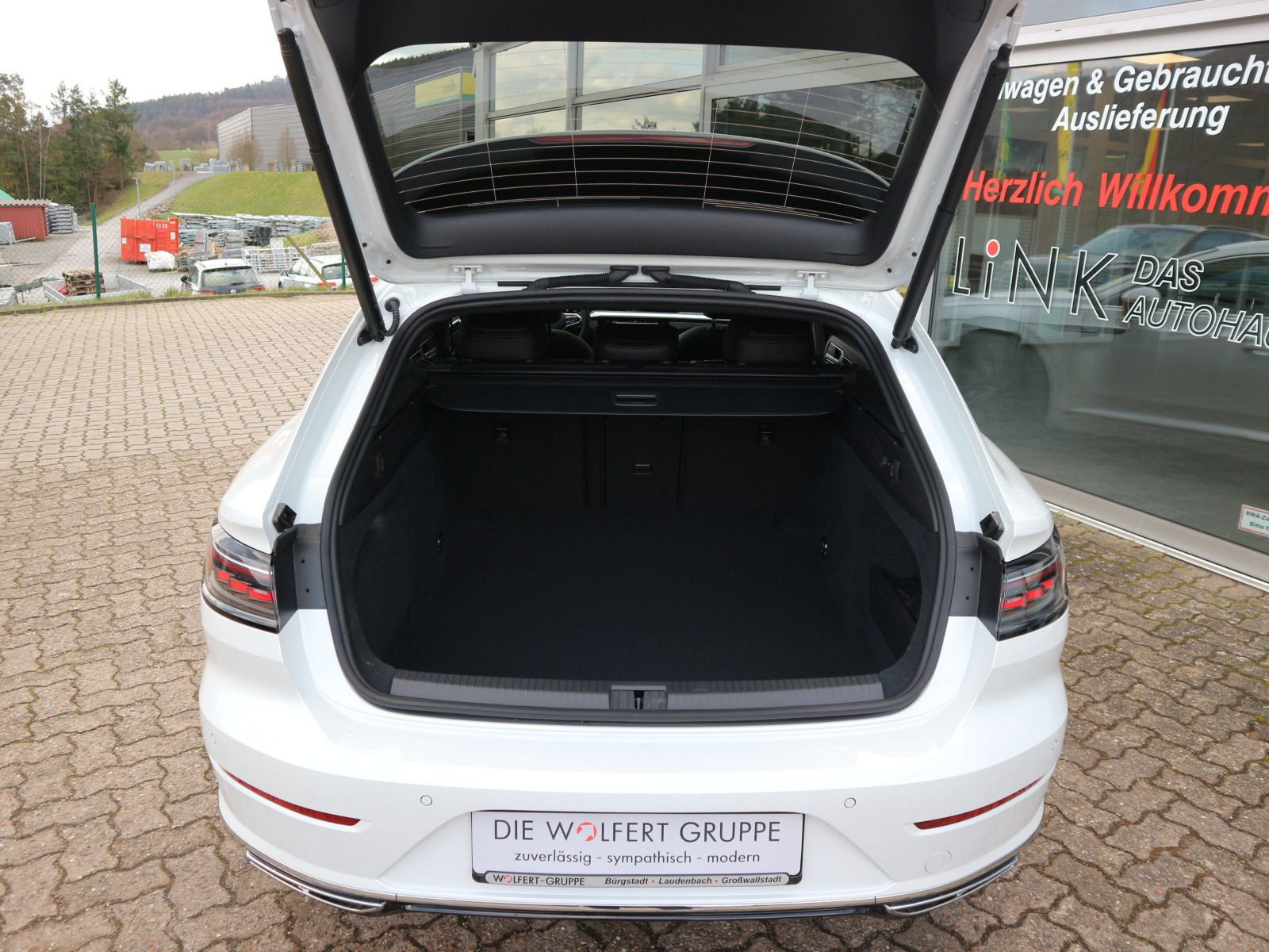 Fahrzeugabbildung Volkswagen Arteon SB R-Line 2.0 TDI DSG 4M AHK PANO STHZG DCC