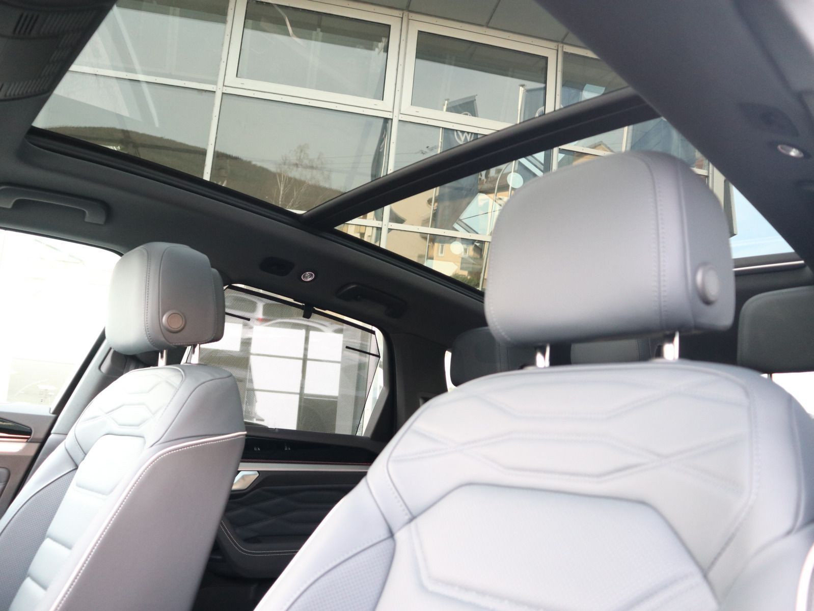 Fahrzeugabbildung Volkswagen Touareg R-Line 3,0 l V6 TDI SCR 4MOTION 210 kW (286 PS) 8-Gang-Automatik (Tiptronic)