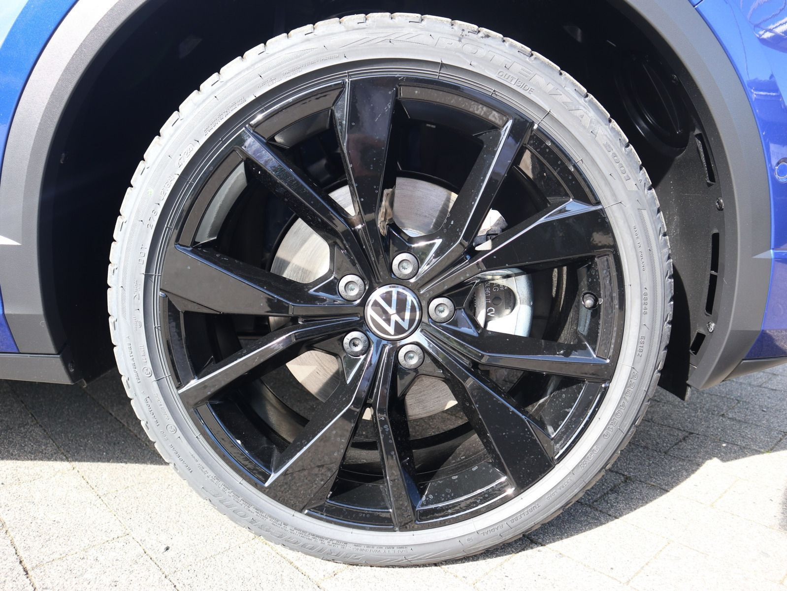 Fahrzeugabbildung Volkswagen T-Roc R-Line 1.5 TSI OPF (150 PS) DSG*AHK*WINTERRÄDER*BLACKSTYLE*19 ZOLL*