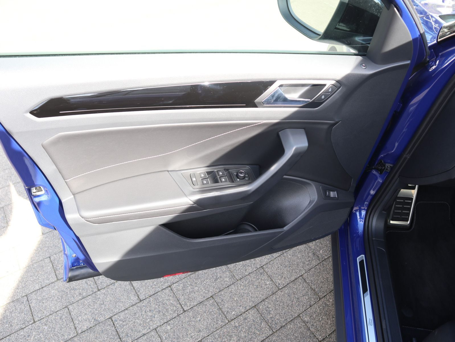 Fahrzeugabbildung Volkswagen T-Roc R-Line 1.5 TSI OPF (150 PS) DSG*AHK*WINTERRÄDER*BLACKSTYLE*19 ZOLL*