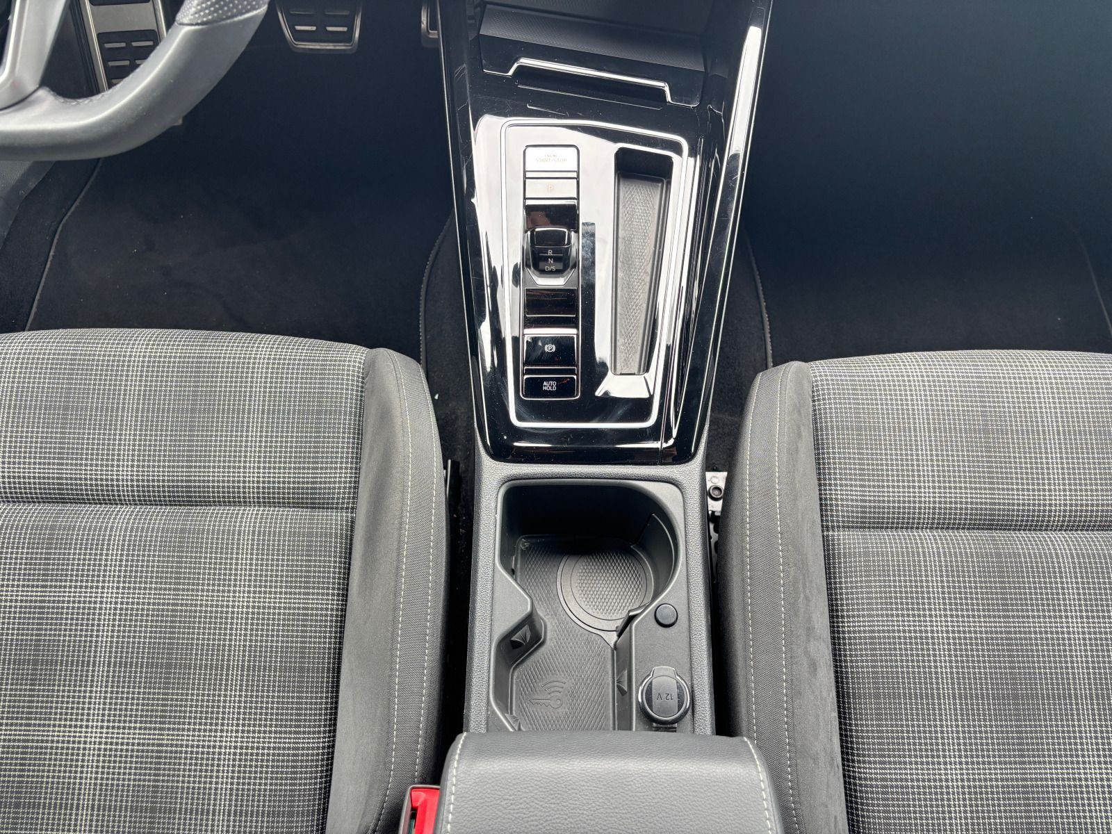 Fahrzeugabbildung Volkswagen Golf GTD 2.0 TDI DSG AHK RFK ACC NAVI CARPLAY