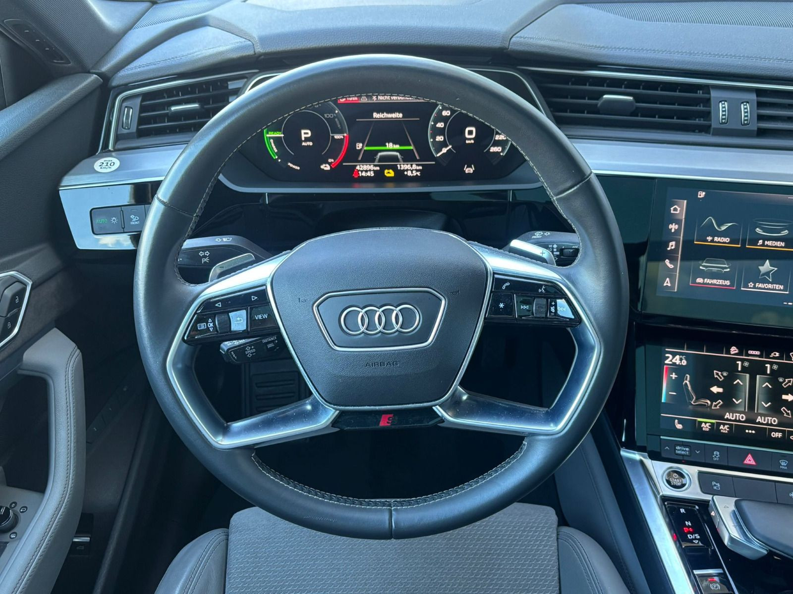 Fahrzeugabbildung Audi e-tron Sportback 55 QUATTRO S LINE+MATRIX+PANORA