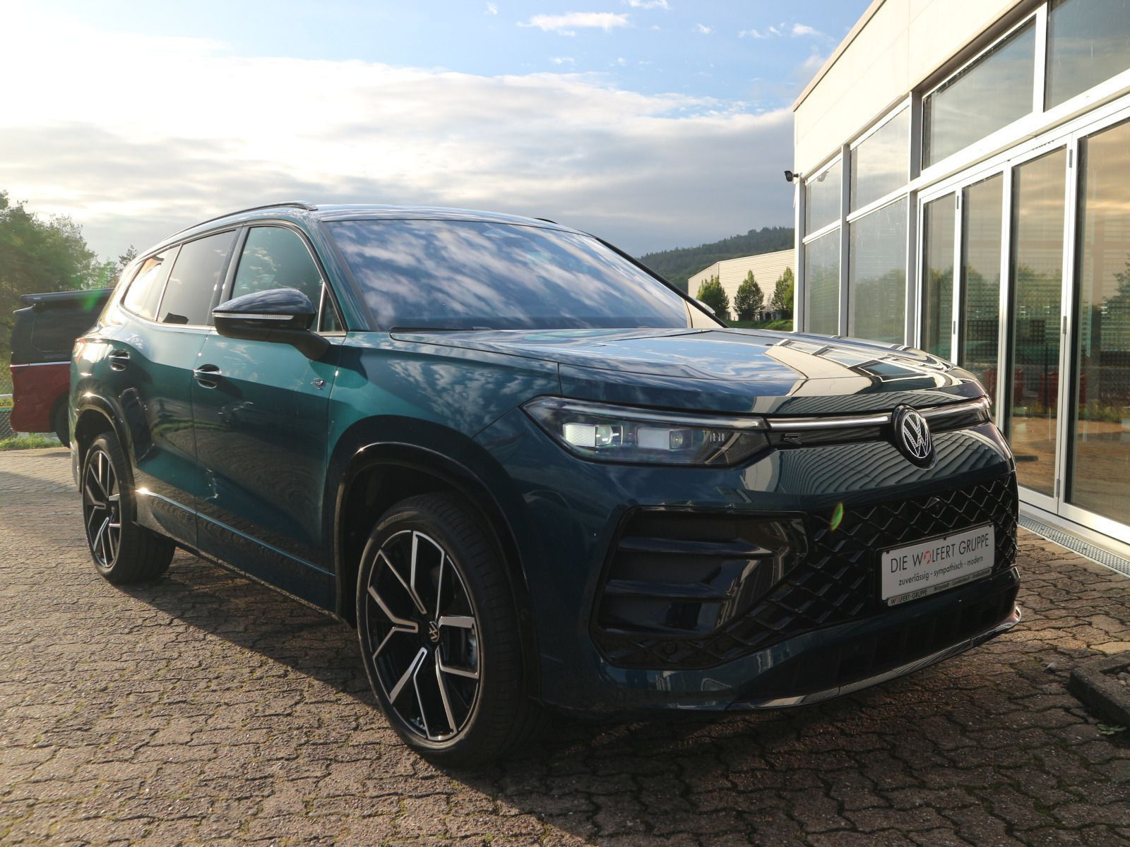 Fahrzeugabbildung Volkswagen Tayron R-Line 2,0 TDI SCR 4MOTION (193 PS) DSG*AHK*PANORAMA*BLACKSTYLE*WIRÄ*STDHZG*7-SITZER*