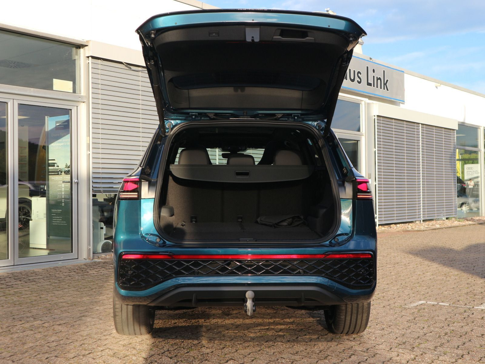 Fahrzeugabbildung Volkswagen Tayron R-Line 2,0 TDI SCR 4MOTION (193 PS) DSG*AHK*PANORAMA*BLACKSTYLE*WIRÄ*STDHZG*7-SITZER*