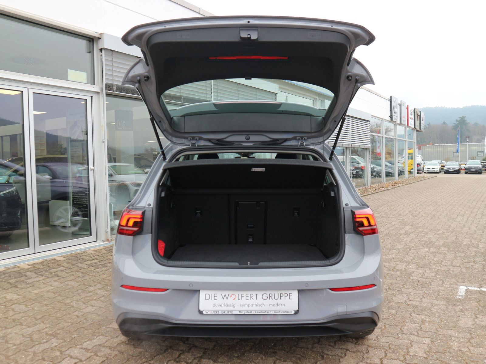 Fahrzeugabbildung Volkswagen Golf 1.5 TSI Life LED RFK HK ACC CARPLAY FACELIFT