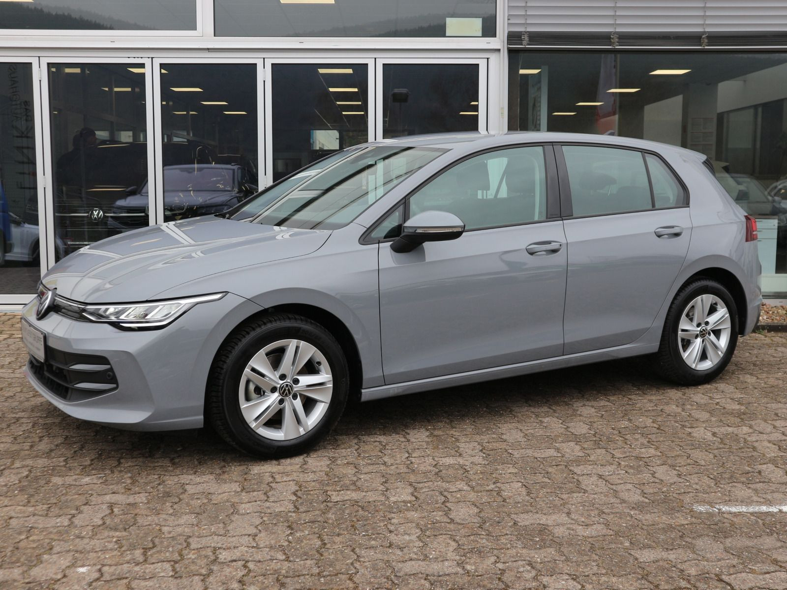 Fahrzeugabbildung Volkswagen Golf 1.5 TSI Life LED RFK HK ACC CARPLAY