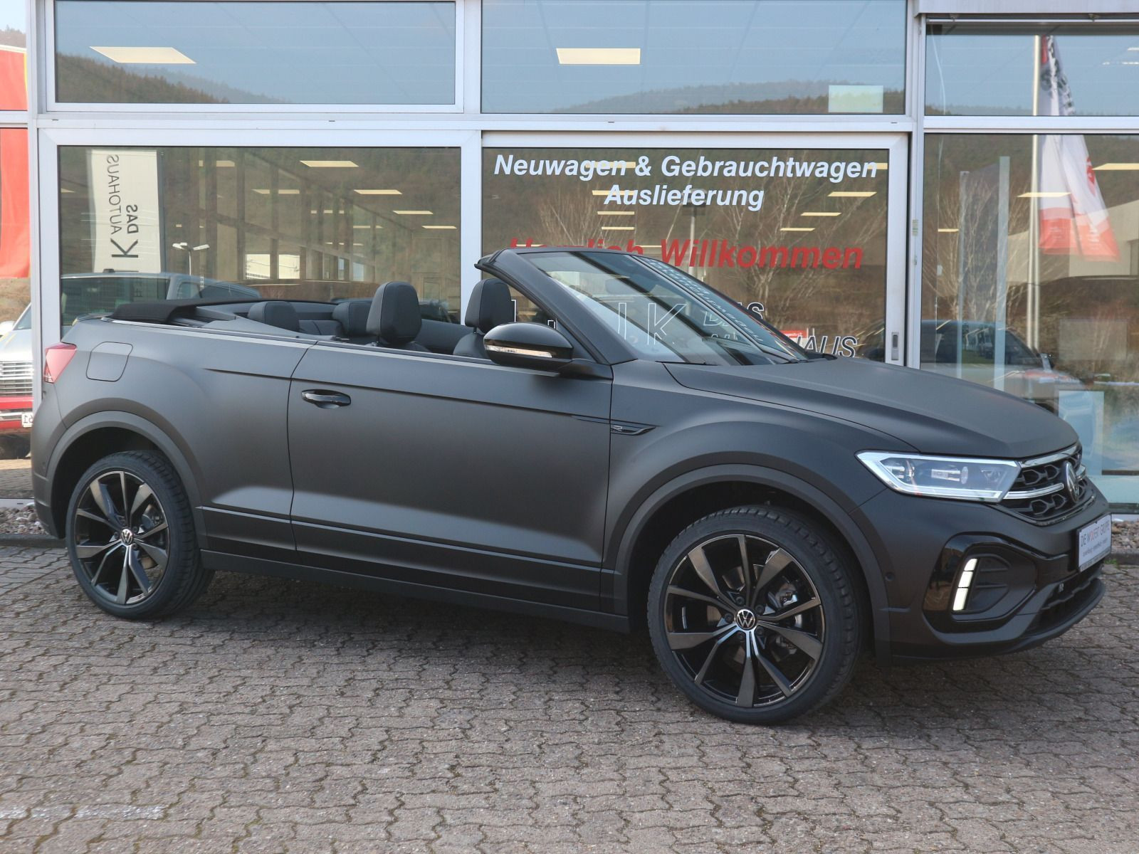Fahrzeugabbildung Volkswagen T-Roc Cabriolet R-Line Edition Black PLUS 1.5 TSI OPF (150 PS) DSG *LEDER*AHK*WINTERRÄDER*STANDHEIZUNGI*BEATS*