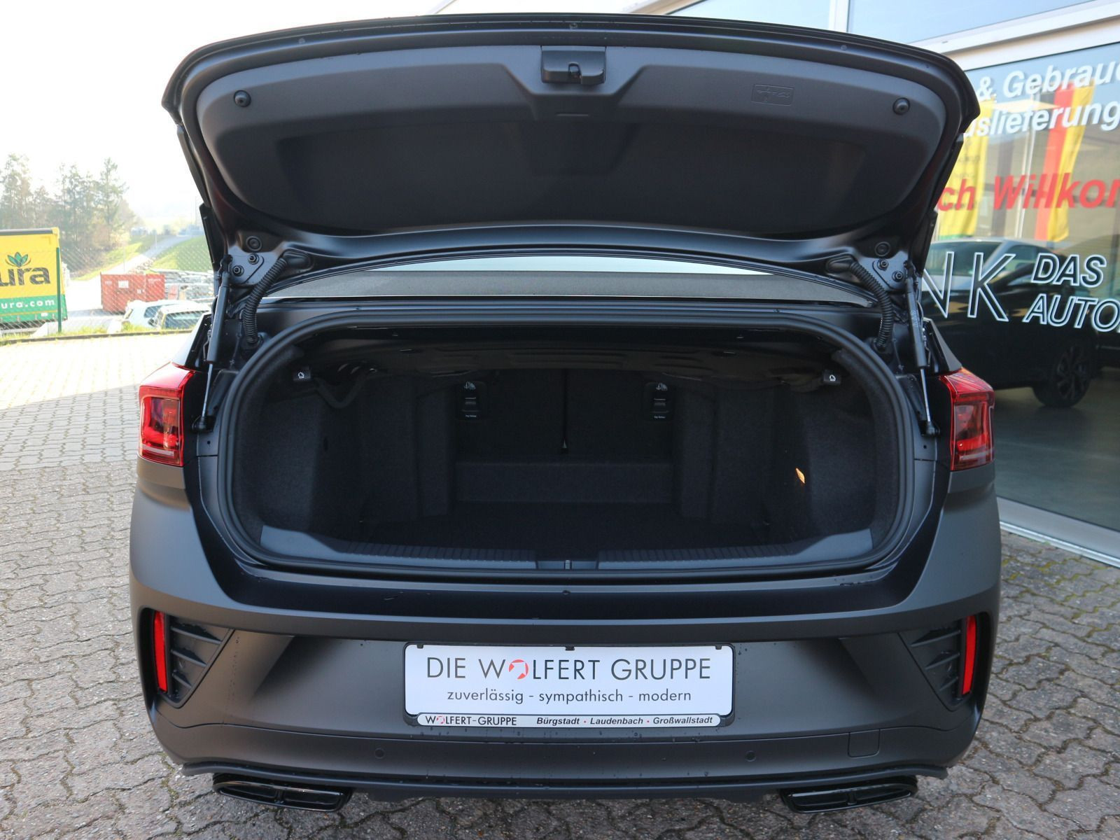 Fahrzeugabbildung Volkswagen T-Roc Cabriolet R-Line Edition Black PLUS 1.5 TSI OPF (150 PS) DSG *LEDER*AHK*WINTERRÄDER*STANDHEIZUNGI*BEATS*