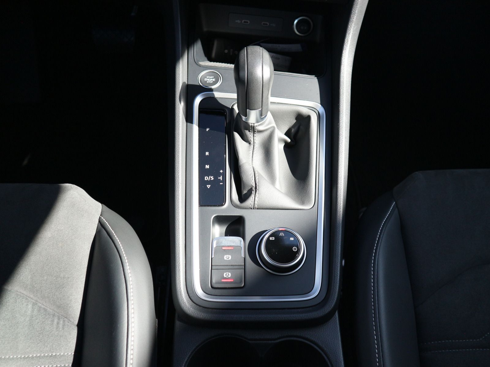 Fahrzeugabbildung SEAT Ateca Style 2.0 TDI DSG AHK RFK NAVI LED