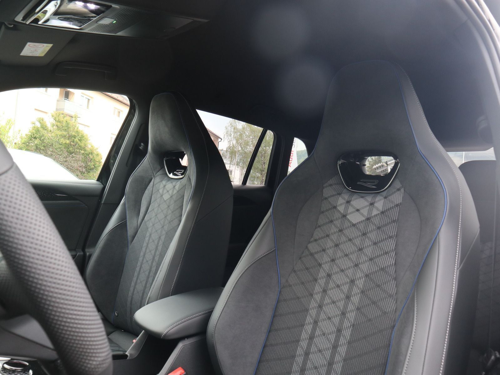 Fahrzeugabbildung Volkswagen Tiguan R-Line 2,0 l TDI SCR 4MOTION (193 PS) DSG*WINTERRÄDER*AHK*STHZG*
