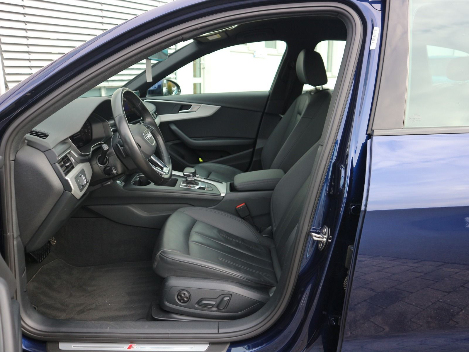 Fahrzeugabbildung Audi A4 Avant S line 40 TDI quattro S tronic ACC*CARPLA*RFK